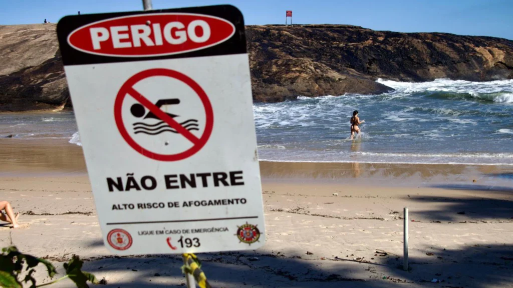 Banhista enfrenta as ondas em praia de Niterói