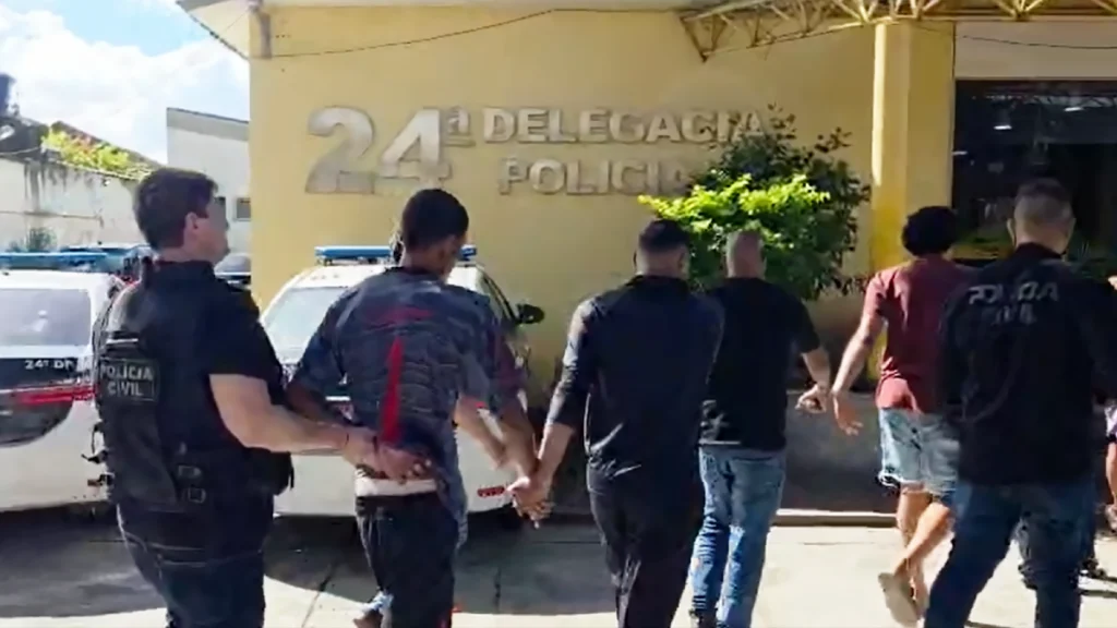 Operação prende 12 por venda de celulares roubados