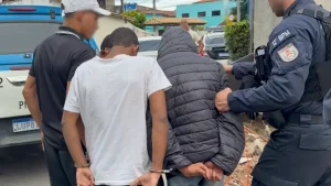 Criminosos são acusados de atirar em policiais e integrarem o crime organizado na comunidade da Linha, em Maricá. Foto: Reprodução de vídeo