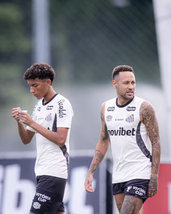 Robinho Jr e Neymar juntos em treinamento