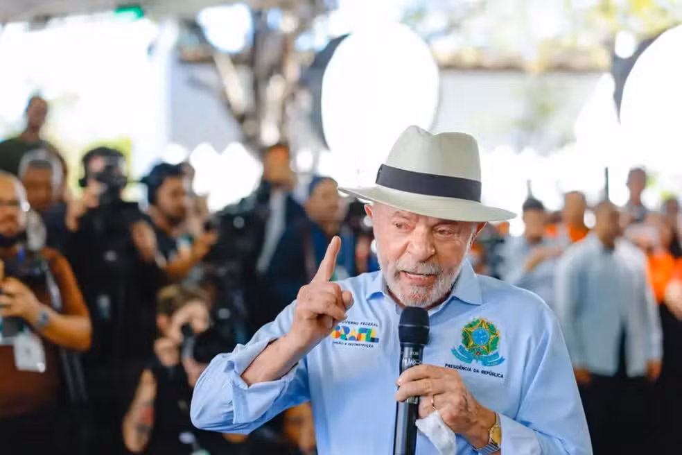 Lula comenta novo tarifaço e critica filhos de Bolsonaro.