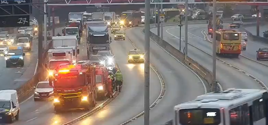 Chuva e acidente na Avenida Brasil. 
