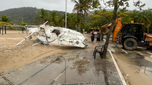 Barco a deriva é retirado de praia de Niterói