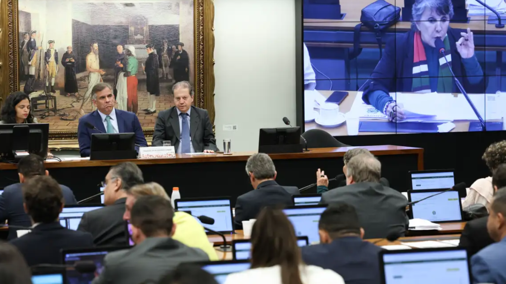 Comissão da Câmara aprova projeto para reduzir maioridade penal no Brasil
