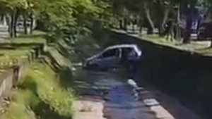 Carro cai dentro de valão de São Francisco, em Niterói