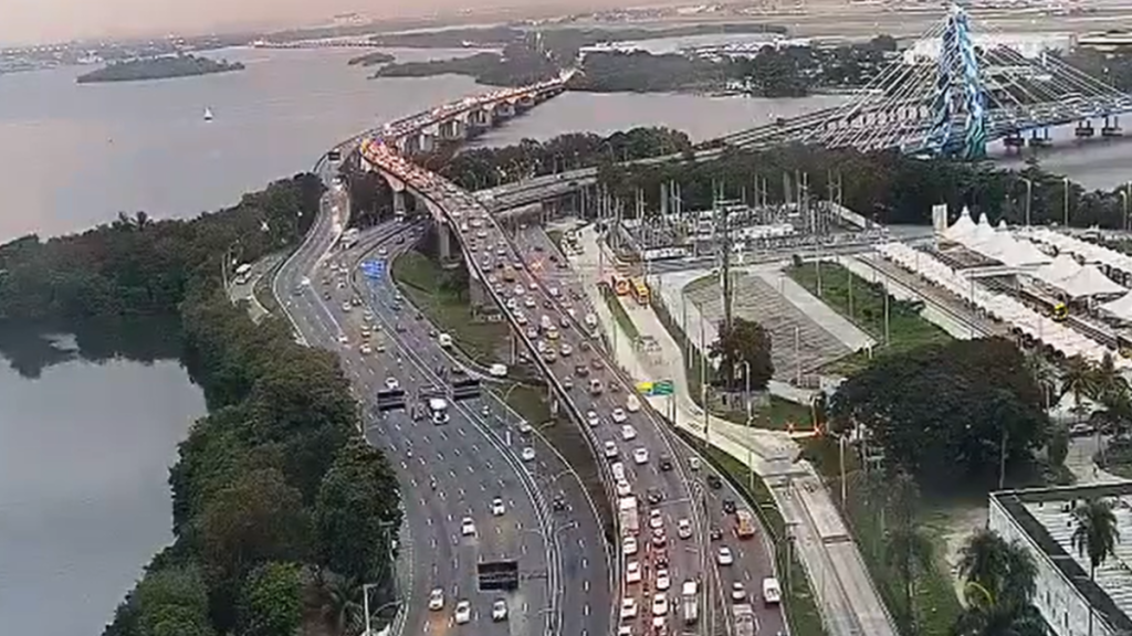 Chuva e acidente complicam trânsito no Rio
