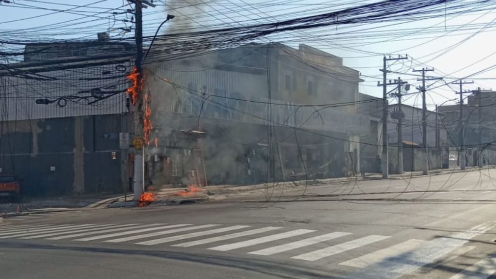 Fiação em chamas deixa clientes sem internet e interdita rua em Niterói