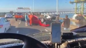 Motoristas enfrentam congestionamento após capotamento na Ponte Rio-Niterói