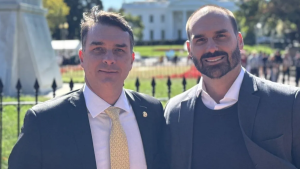 Só a vitória de Flávio garante retorno de Eduardo Bolsonaro ao Brasil