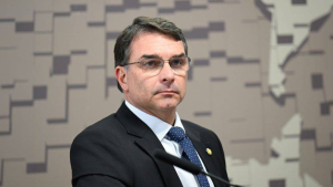 Flávio Bolsonaro denuncia Lula no STF