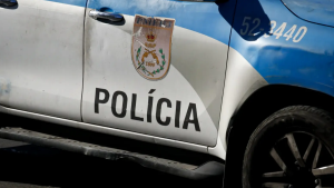 Troca de tiros entre PMs e criminosos acaba com morador baleado em São Gonçalo