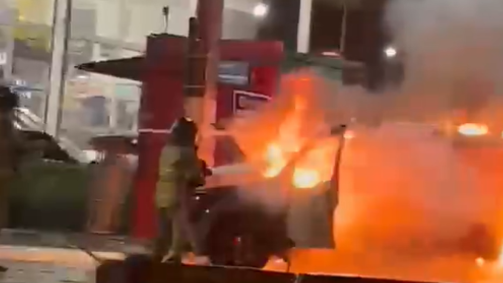 Carro pega fogo e deixa homem ferido no Centro de Niterói