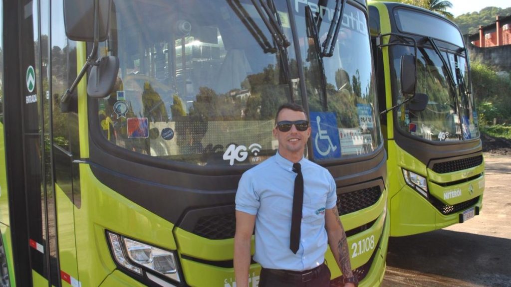Motorista dançarino de Niterói em frente ao ônibus da linha 52
