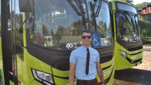 Motorista dançarino de Niterói em frente ao ônibus da linha 52