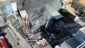Desabamento de prédio após incêndio destrói almoxarifado da Saúde em Rio das Ostras