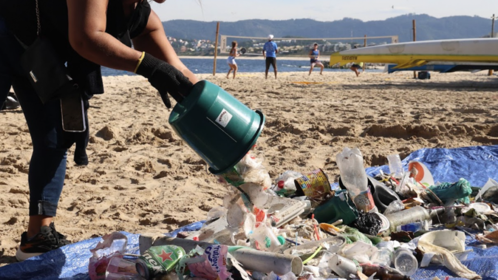 Mutirão remove cerca de 200 kg de lixo da Praia de Itaipu, em Niterói