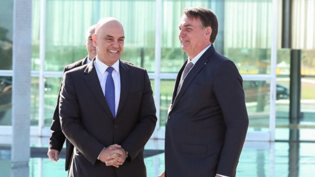 Moraes avalia se Bolsonaro continuará em casa ou voltará ao sistema prisional