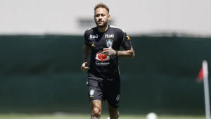 Neymar volta a calçar chuteiras em treino da seleção, mas ainda não tem retorno definido