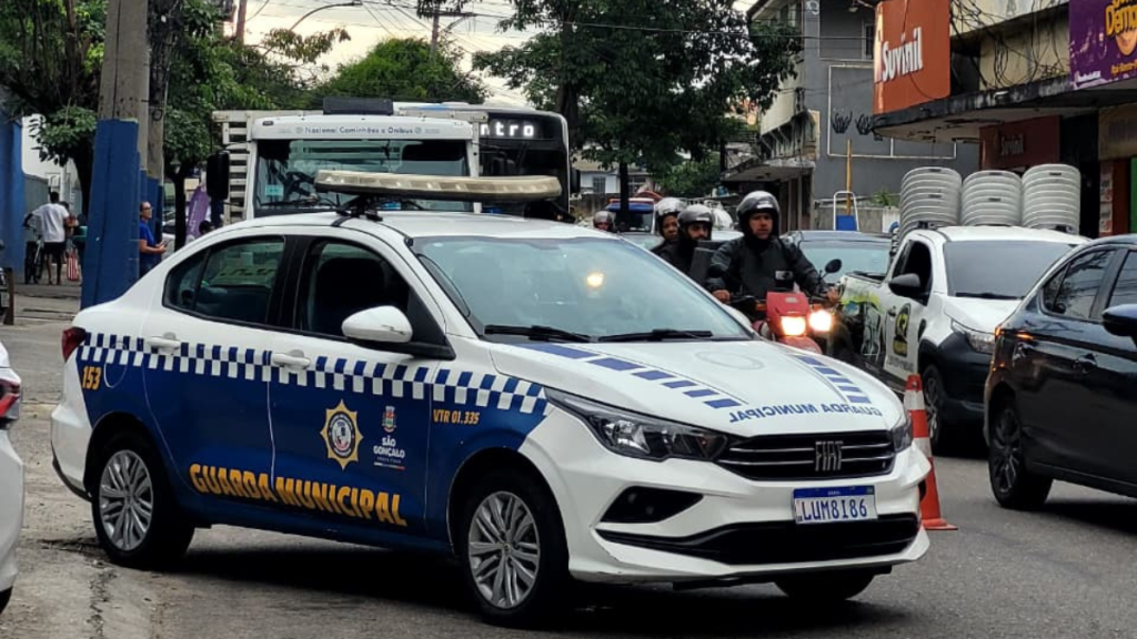 Motorista perde o controle e carro invade escola em São Gonçalo 25 Motorista perde o controle e carro invade escola em São Gonçalo