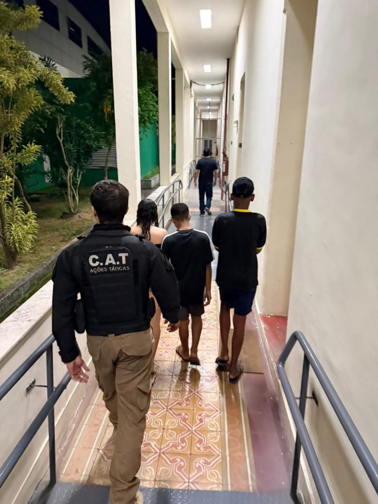 Criminosos do Rio atacam lojas de shopping em Niterói 25 Menores são apreendidos após furtos no Plaza Shopping, em Niterói