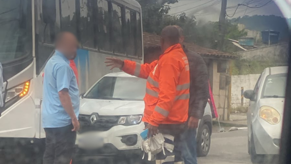 Colisão entre ônibus e carro afeta trânsito na Região Oceânica de Niterói