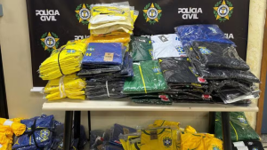 Ônibus com 2 mil camisas falsificadas da seleção brasileira é interceptado na Via Dutra