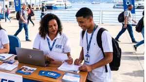 Funcionária do CIEE oferecendo vagas de estágio para estudante em Niterói