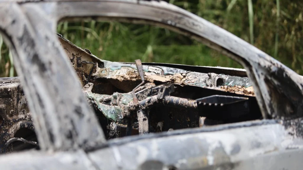 Corpos carbonizados em carros