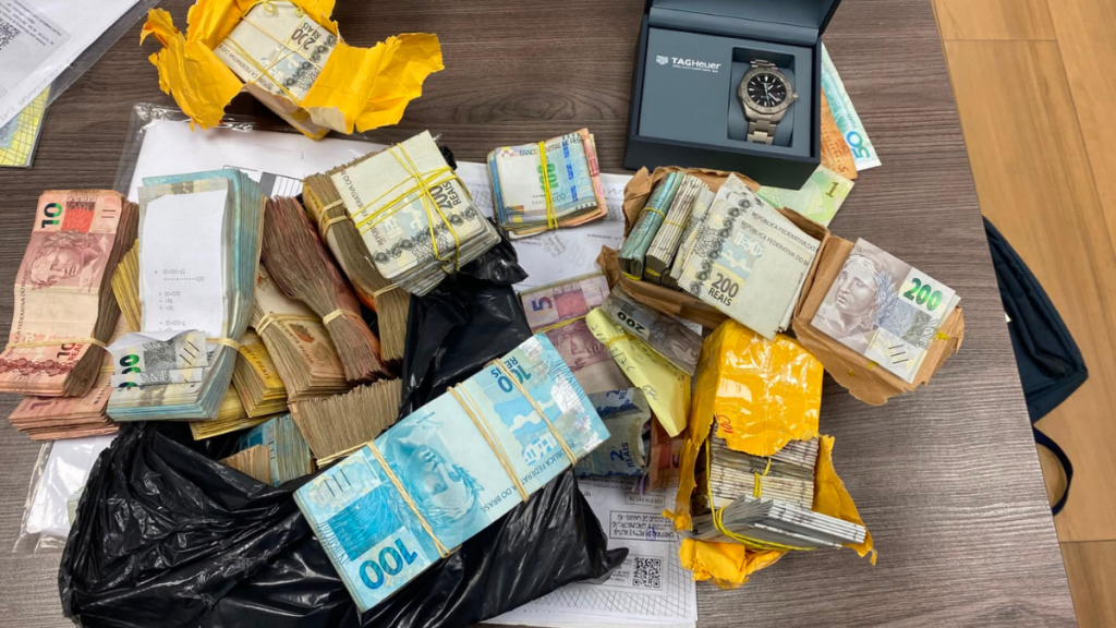 PF encontra R$ 450 mil escondidos embaixo de sofá em operação contra desvio na Saúde