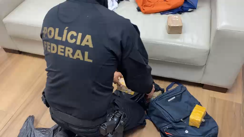 PF encontra R$ 450 mil escondidos embaixo de sofá em operação contra desvio na Saúde
