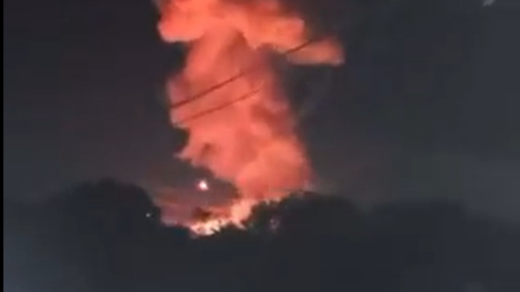 Explosão seguida de incêndio destrói galpão na Baixada Fluminense