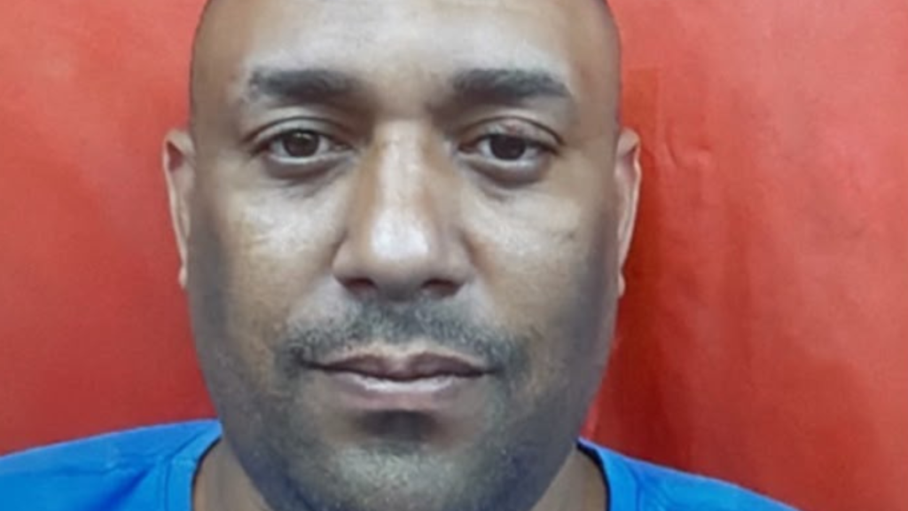 Homem é procurado por matar ex-companheira a facadas na frente das filhas em São Gonçalo