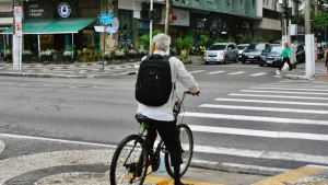 Niterói prateada: o avanço de idosos na cidade. Na foto, idoso atravessa a rua de bicicleta.
