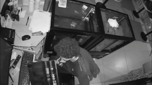 Vídeo flagra invasão em cafeteria de Niterói
