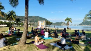 Yoga em praça de São Francisco