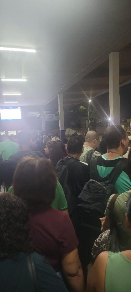Terminal de Niterói vive nova noite de caos com plataforma lotada 25 734755835 1720512582477797 3946315601856163889 n
