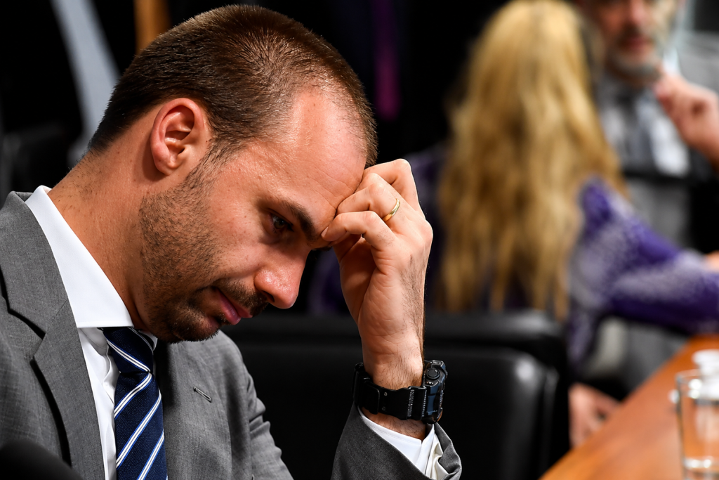 Eduardo Bolsonaro chora ao falar dos filhos e do pai