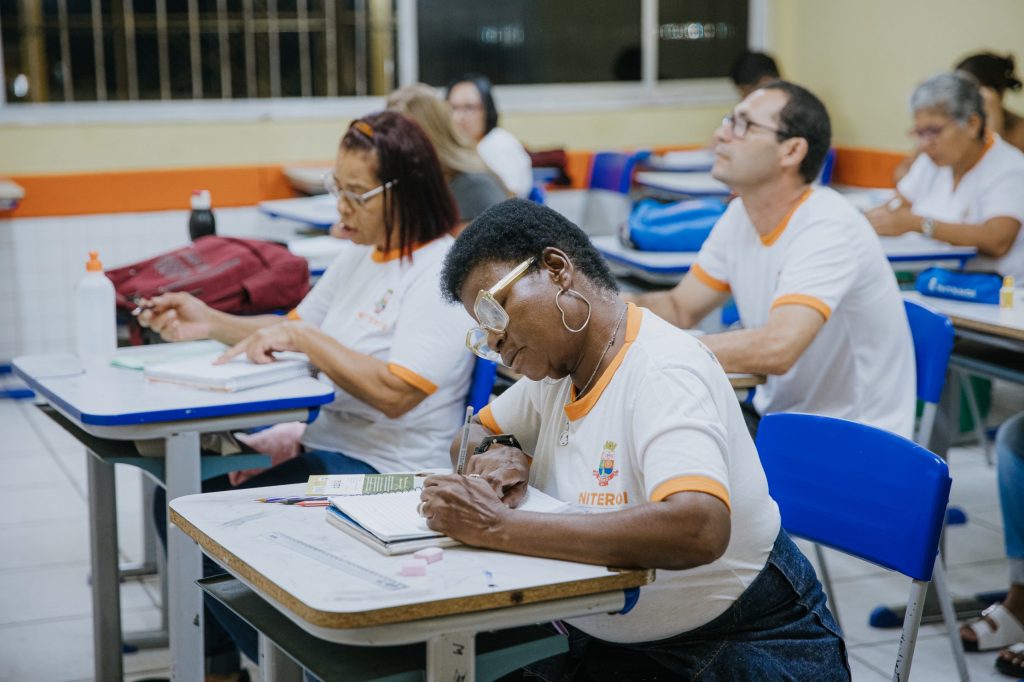 Matrículas para a EJA em Niterói começam nesta segunda-feira (20). Confira quem pode se inscrever, documentos e escolas participantes.