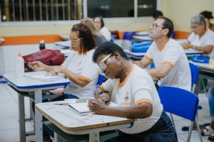 Matrículas para a EJA em Niterói começam nesta segunda-feira (20). Confira quem pode se inscrever, documentos e escolas participantes.