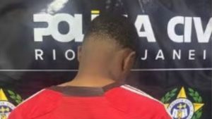 Homem é preso após agredir a companheira com uma ripa de madeira em Búzios. Vítima foi socorrida e caso é investigado.