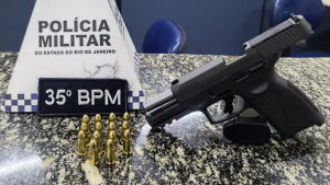 Pistola Taurus calibre .38 com munições foi apreendida em Silva Jardim. Homem foi preso após abordagem da Polícia Militar.