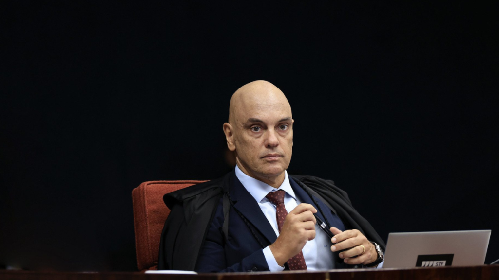 Moraes volta a pressionar PGR sobre arma de Bolsonaro
