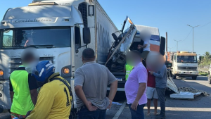 Colisão entre caminhões deixa ferido na BR-101, sentido Niterói