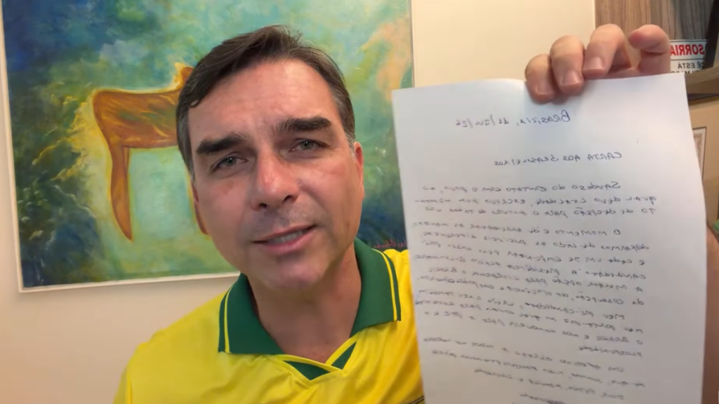Flávio Bolsonaro lê carta do pai, que fala em 'deixar diferenças de lado'