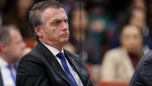 Bolsonaro continuará em prisão domiciliar, determina Moraes