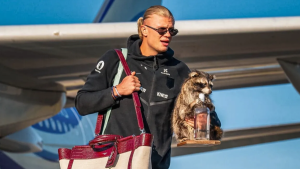 Haaland desembarca na Noruega com novo amigo
