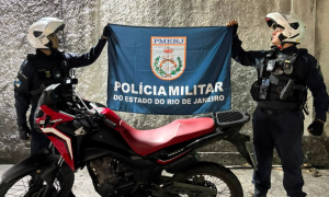 Polícia Militar recupera motocicleta roubada durante patrulhamento no Barreto, em Niterói. Suspeito foi preso após consultas aos sistemas policiais.