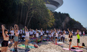 Yoga na Praia chega em Niterói e reúne amantes do bem-estar