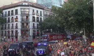 Seleção da Espanha comemora o título com multidões em Madrid