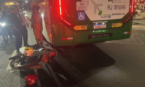 Acidente entre moto e onibus deixa três feridos na Zona Norte de Niterói